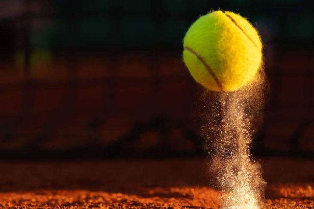 Diferencias entre las pelotas de tenis para canchas rápidas y canchas de arcilla