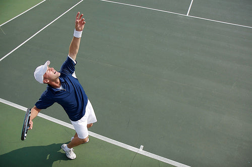 La importancia de practicar el servicio en el tenis y pádel